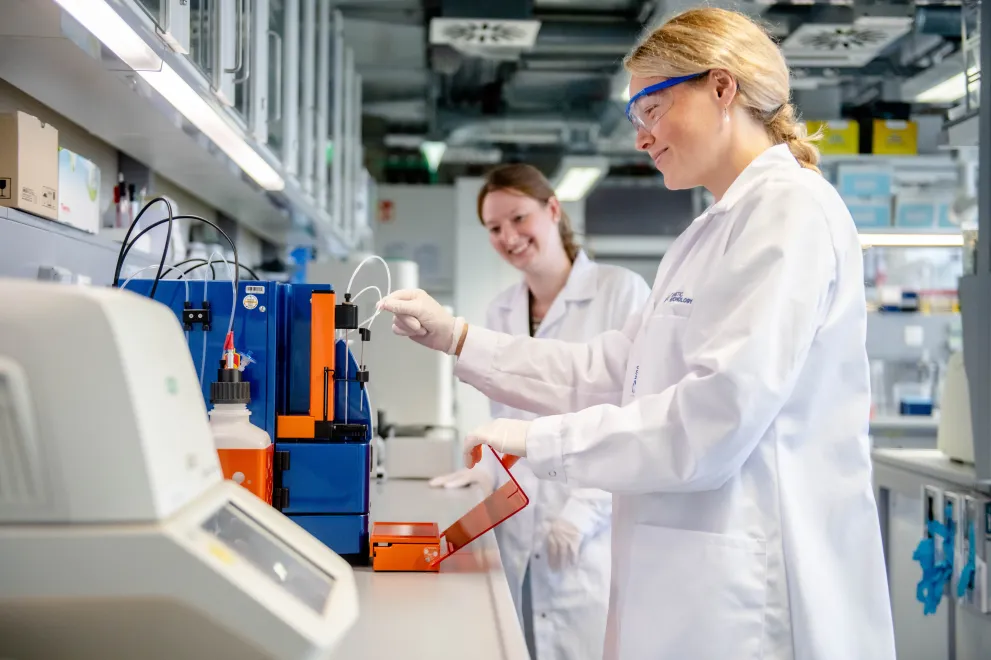 Zwei Studentinnen im Labor der Biopsychologie