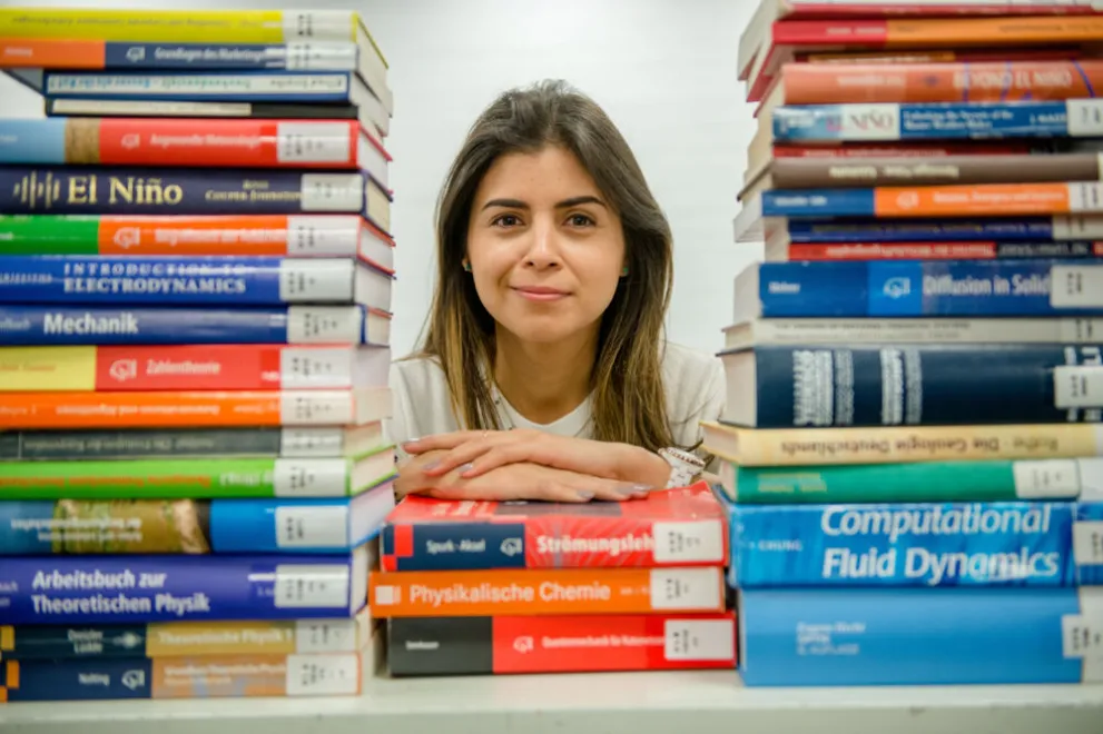 Studentin mit Büchern