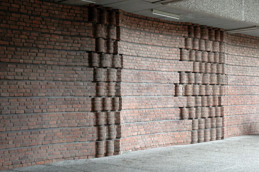 Kunstwerk von Henryk Dywan, Ohne Titel (Ziegelwandrelief)