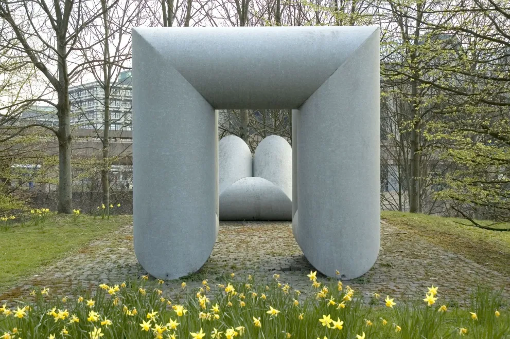 Kunstwerk von Friedrich Gräsel, Tor und Doppelwinkel