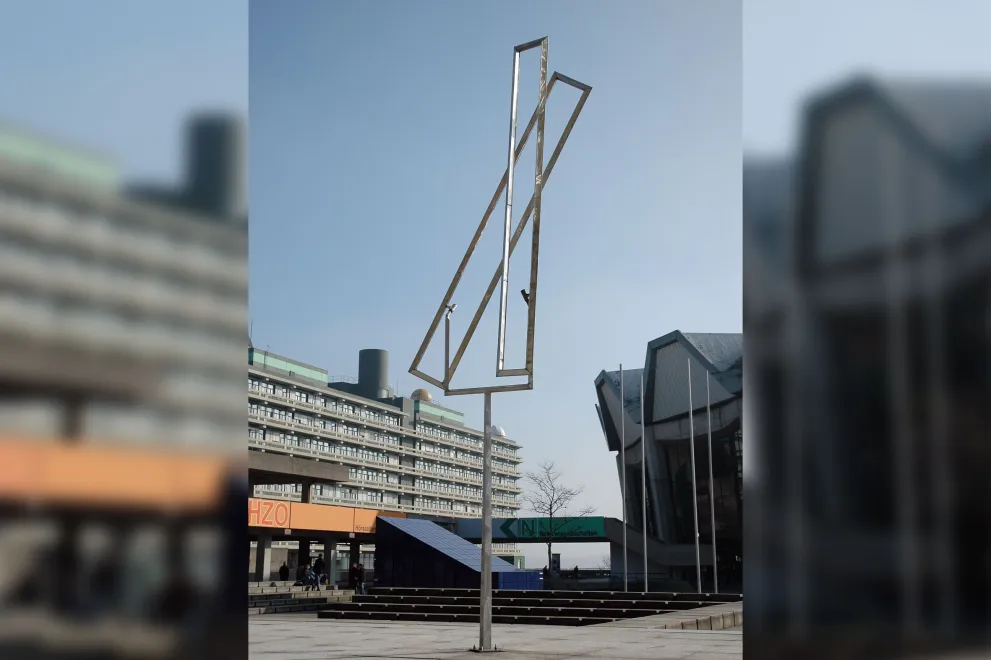 Kunstwerk von George Rickey, Two Open Rectangles Excentric Triangular Section, Variation VII 