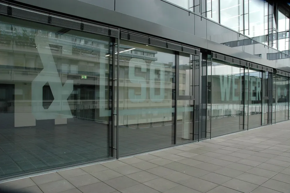 Kunstwerk von Lawrence Weiner, & SO WEITER…