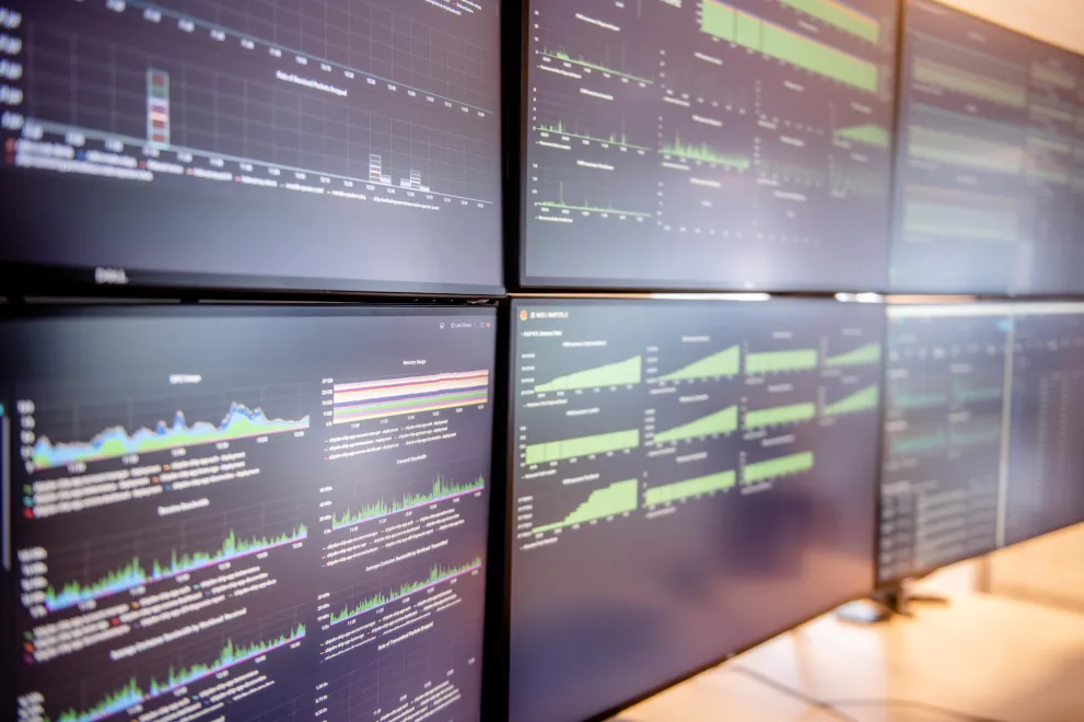 Monitore mit Forschungsdaten