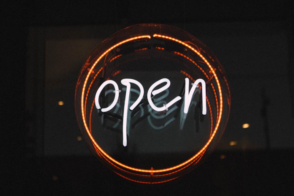 Neonschild mit der Aufschrift "Open"