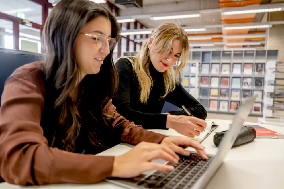Zwei Studentinnen in der Unibibliothek