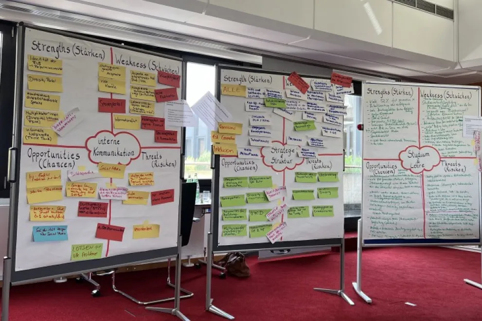 Drei dicht beklebte und beschriebene Whiteboards beim Strategie-Workshop