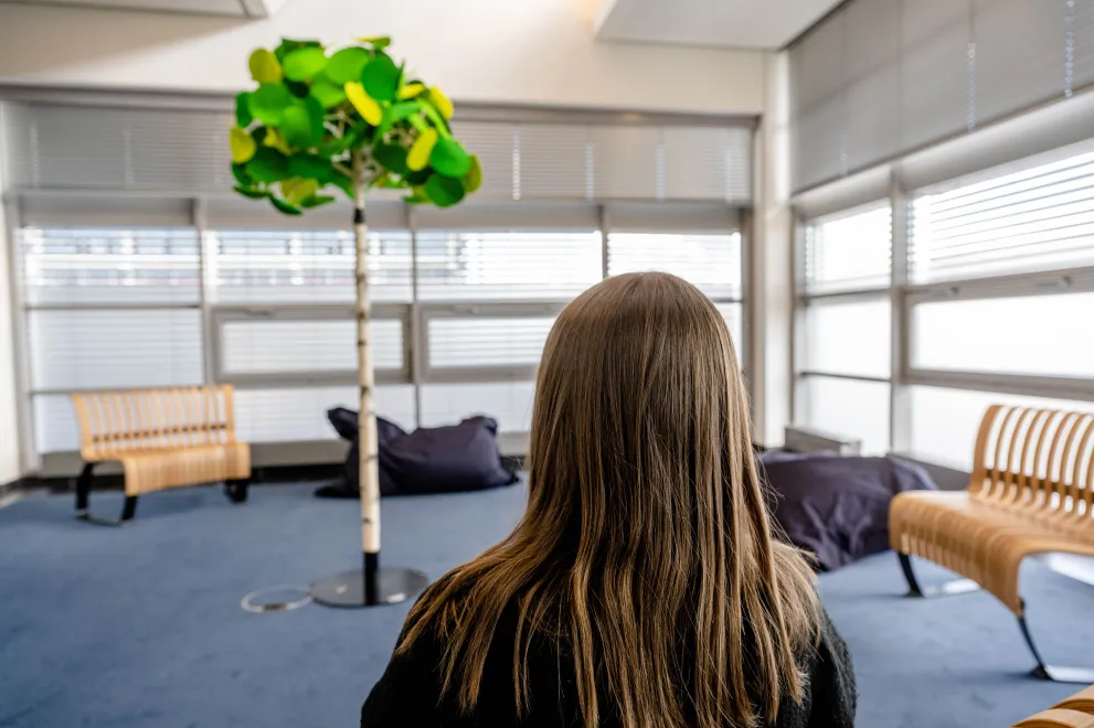 Junge Frau im leeren Raum der Stille