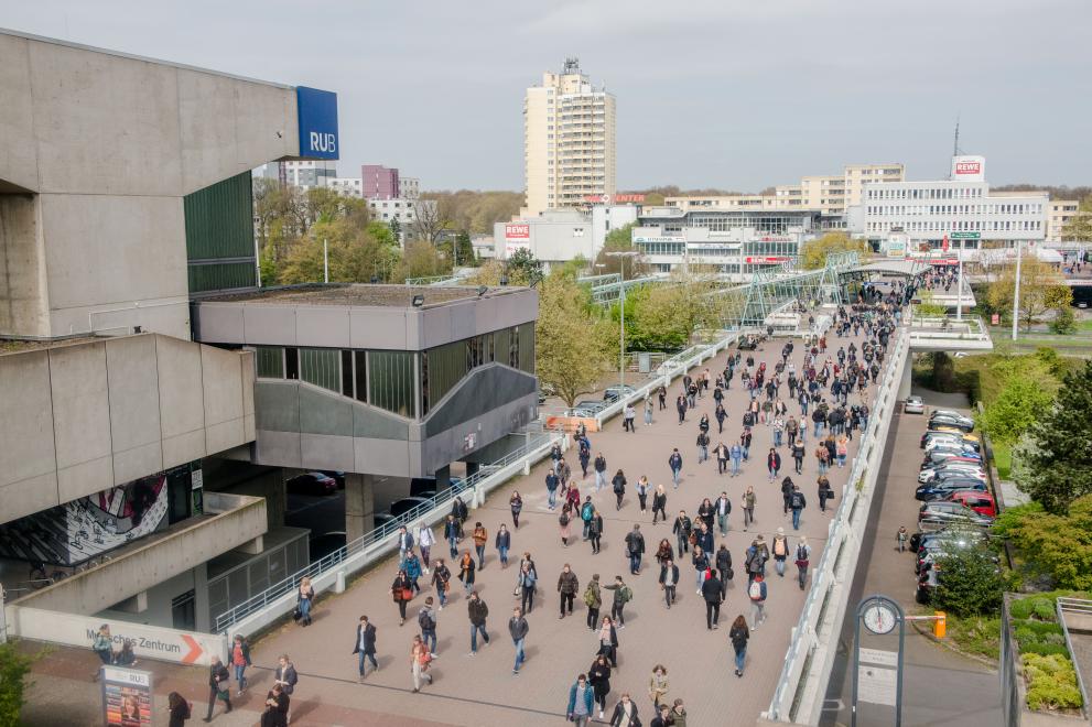 Blick von oben auf die Unibrücke mit Studierenden