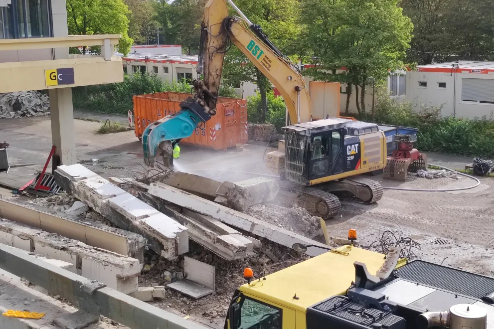 zerkleinerung Betonbauteile mit einem Bagger