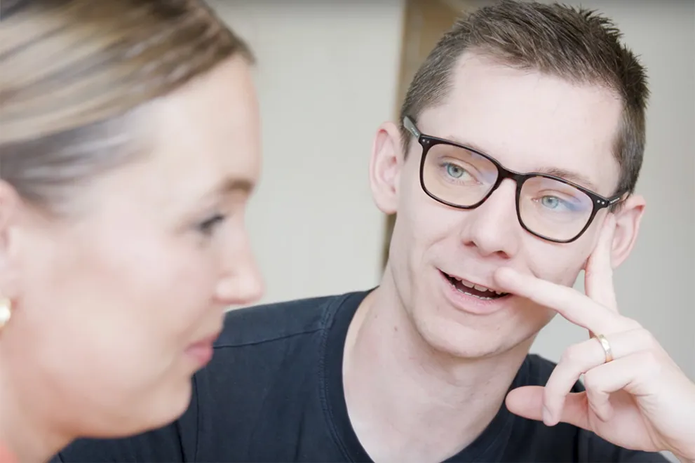 Informatiker Jonas im Gespräch mit Uta vom Lehrstuhl für Arbeitsorganisation und Wirtschaftspsychologie.