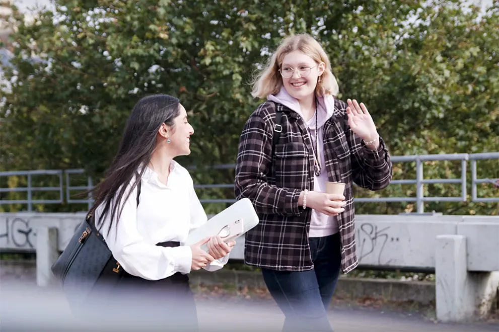 Das Bild zeigt  Yasmina und Maike unterwegs auf dem RUB-Campus.