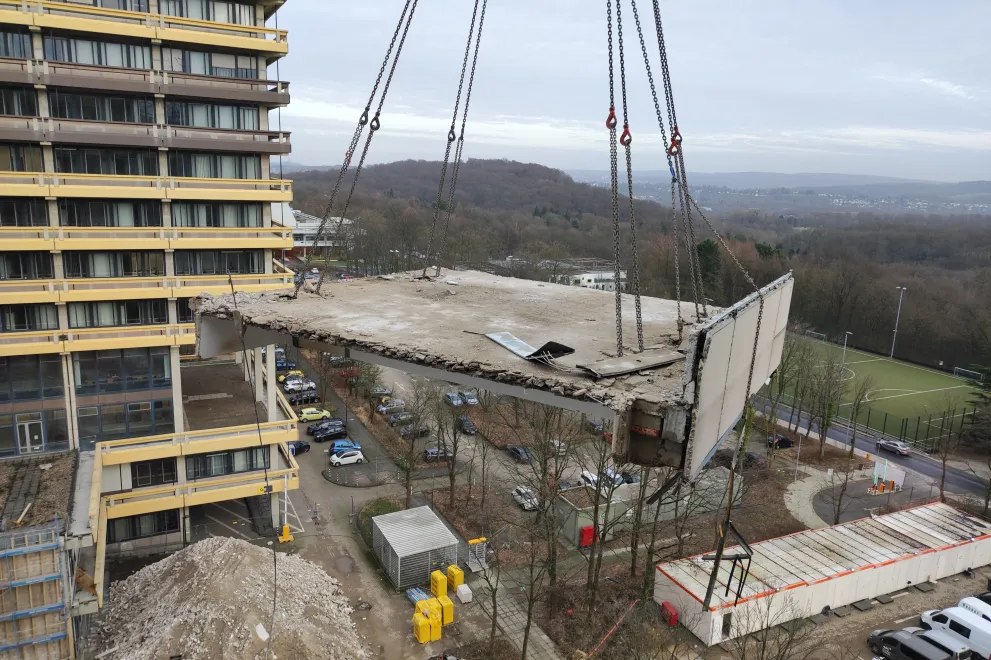 35-Tonnen-Deckenelement aus Decke über E6