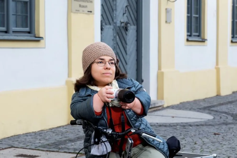 Author Andrea Schöne with camera on bicycle