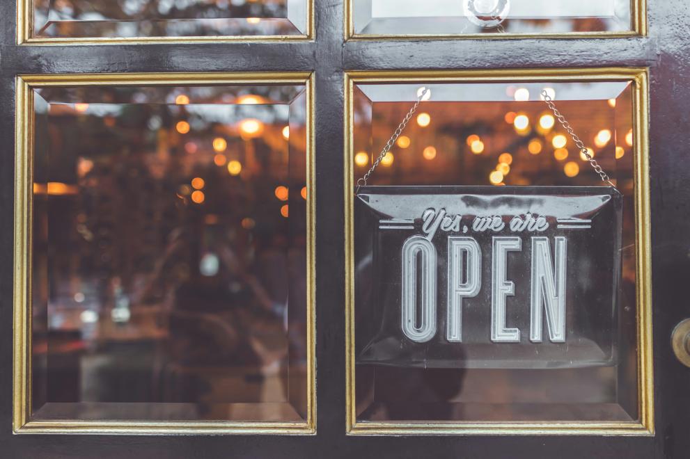 Fenster mit Open-Schild