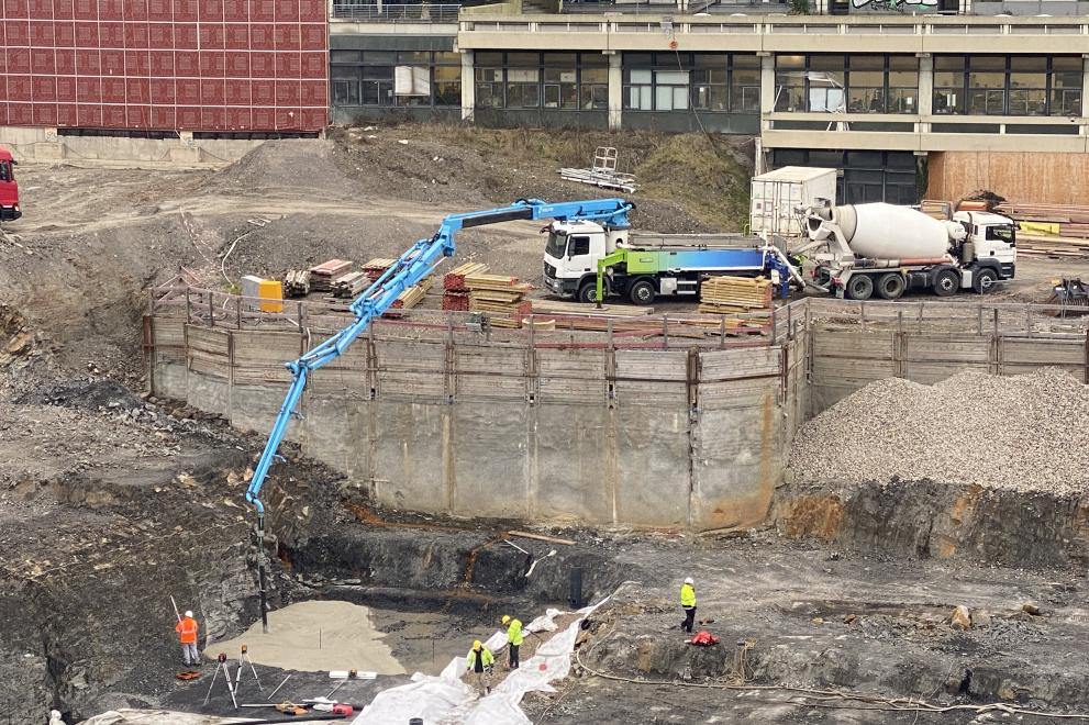 Erste Betonlieferung für den Neubau