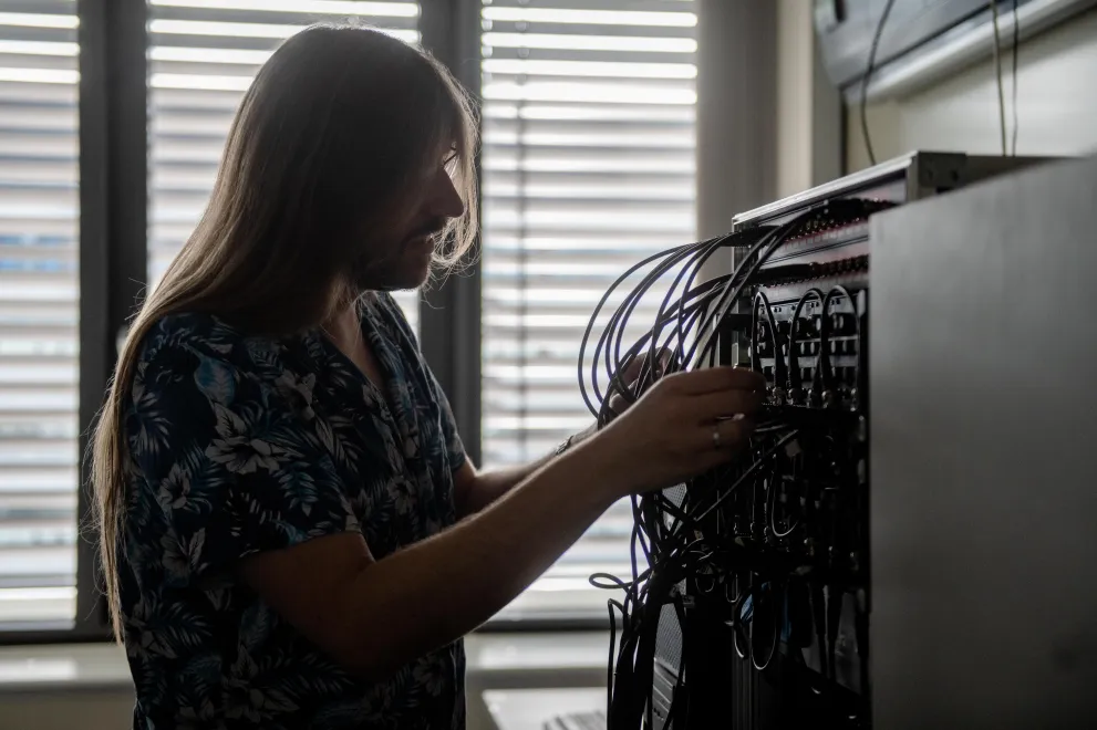 Jemand verkabelt eine Maschine