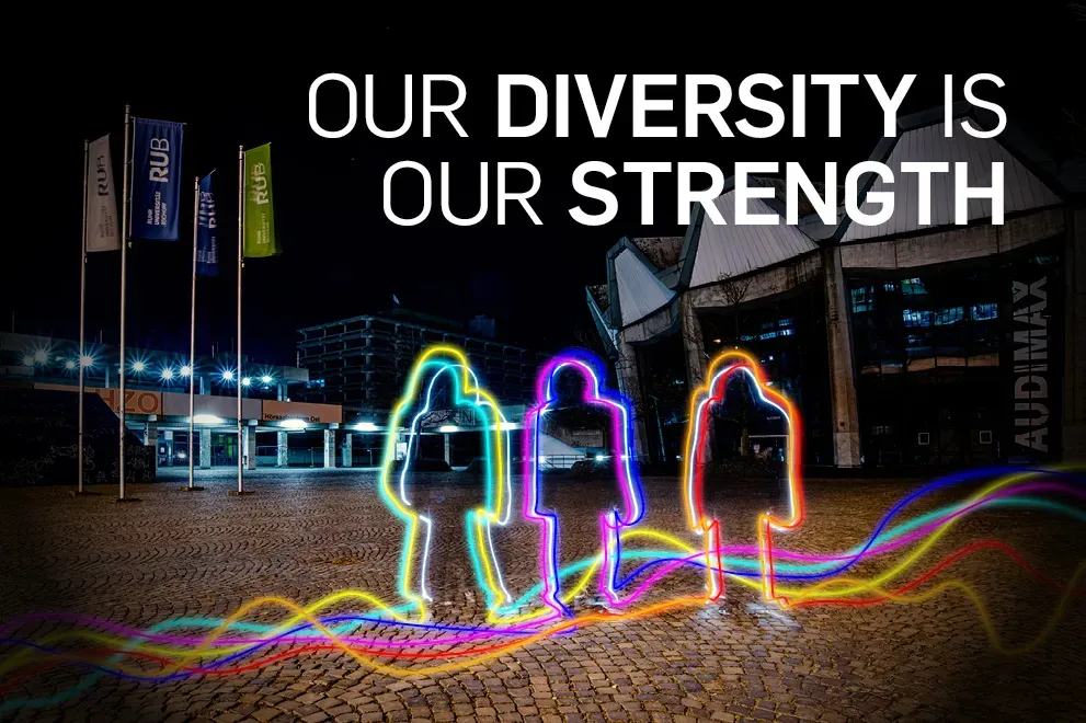 Bunte Lichtprojektion von Personen vor dem Audimax mit dem Titel „Diversity is our strength“ 