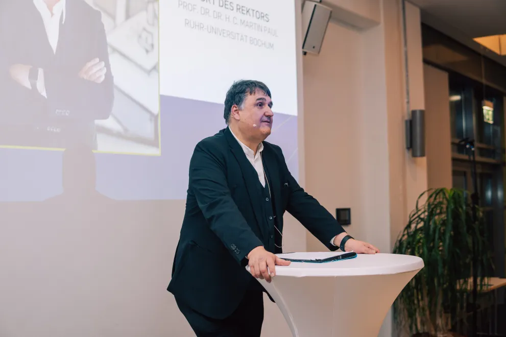 Foto: Prof. Dr. Martin Paul, Rektor der Ruhr-Universität Bochum, spricht während der Stipendienfeier 2026.