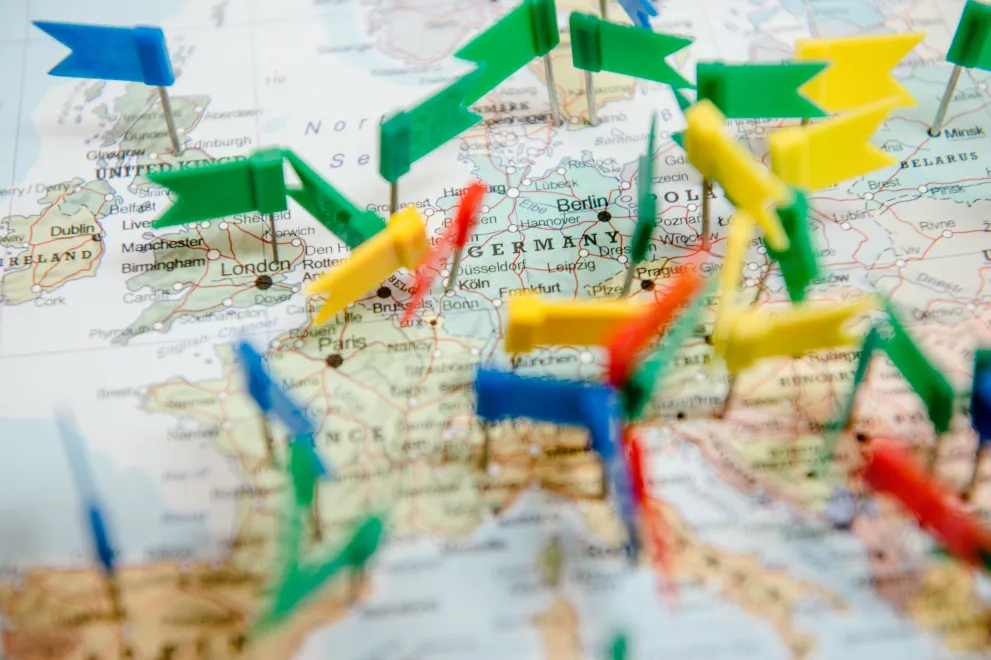 Weltkarte mit Fähnchen drin