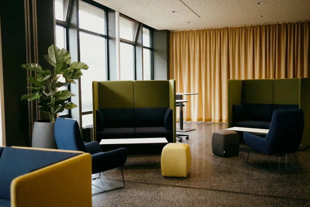 Das Bild zeigt Sitzgelegenheiten und Tische in der Lernlounge im Open Space GA 02
