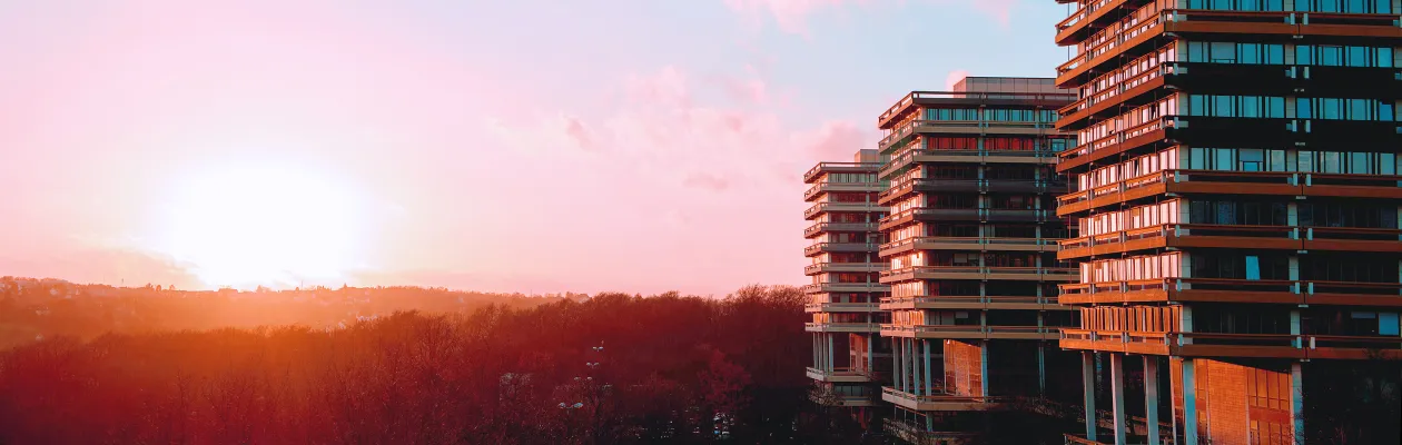 Das Bild zeigt die G-Gebäudereihe im Sonnenuntergang
