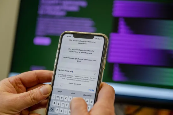 Jemand tippt in ChatGPT