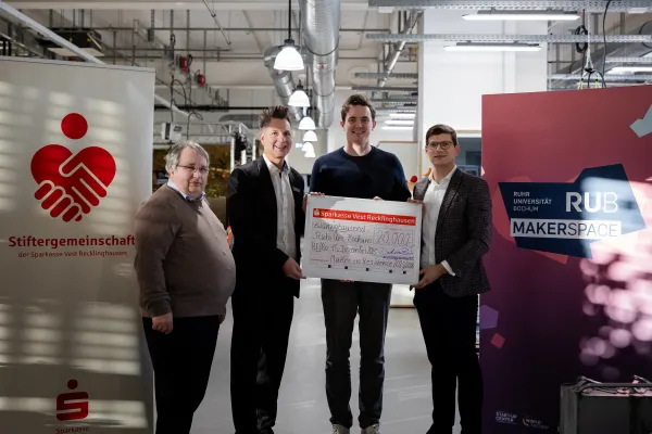 Foto: Scheck-Übergabe Stiftergemeinschaft der Sparkasse Vest Recklinghausen an das Projekt "Makers in Residence“