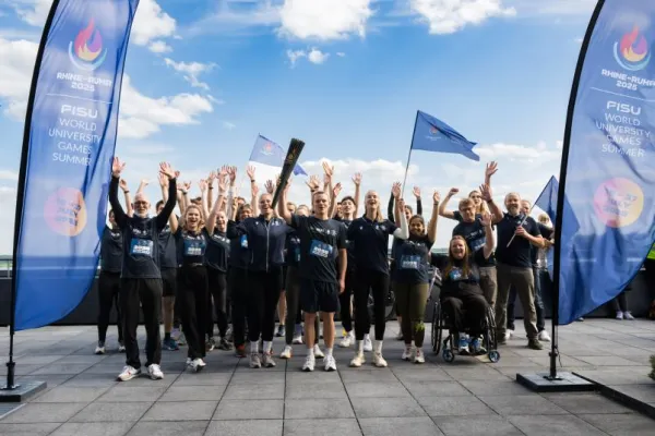 Gruppenfoto der Fackelträger*innen an der Ruhr-Universität Bochum anlässlich der World University Games 2025 in der Region Rhein-Ruhr.