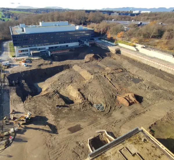 Baugrube, in der vormals das Gebäude GC stand