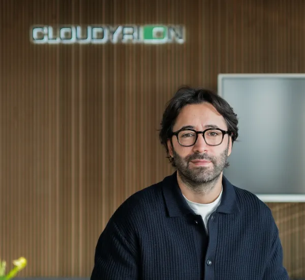 Foto: Portrait von Okay Güler von der CLOUDYRION GmbH