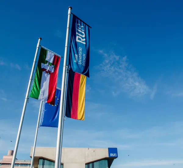 Foto: Flaggen von RUB, NRW, Deutschland, EU auf dem Campus der RUB