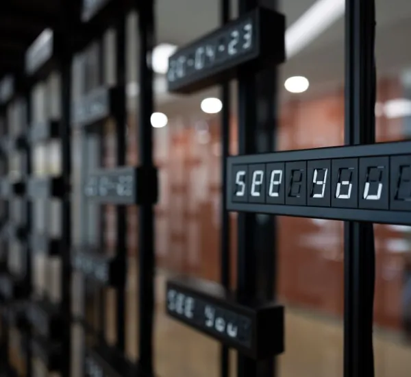 Kunstinstallation „DIS/PLAY“ von Ralf Baecker im Gebäude MC.