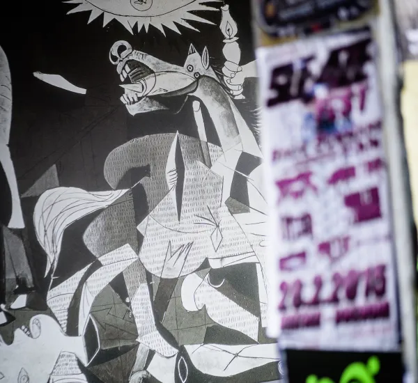 Eine Reproduktion der „Guernica“ von Pablo Picasso findet sich an der Universitätsbibliothek (Nordseite).