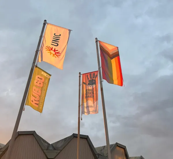Flaggen vor dem Audimax